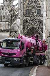 Camion rose devant la cathédrale